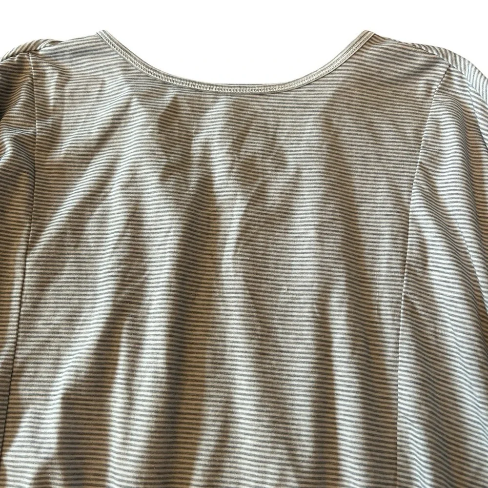 Athleta Girl Shirt XL / 14 Gray Pleated Back Athletic Thumbholes Preppy Stripe